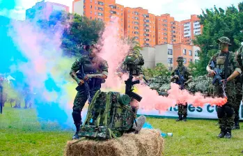 Los morrales fueron entregados en un acto que tuvo lugar en las instalaciones de la Cuarta Brigada. FOTO: GOBERNACIÓN