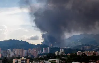 El incendio se ha extendido por toda la zona industrial de La Estrella. FOTO: EL COLOMBIANO