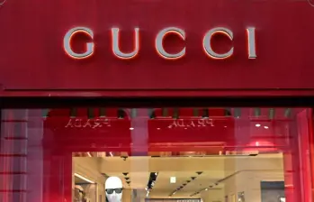 Gucci es una de las marcas de lujo investigadas por subcontratación de mano de obra china en condiciones precarias. FOTO: AFP