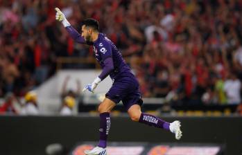 Camilo Vargas se consolida en el fútbol de México. Este domingo sale por el título. Fue elegido el jueves el jugador del partido. FOTO: AFP