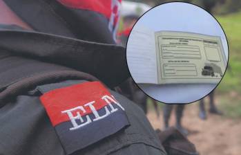 Con talonarios, estructuras del ELN llevaban registro de extorsiones y cobros ilegales para permitir el paso en algunas vías del Catatumbo. Fotos: AFP y Policía. 