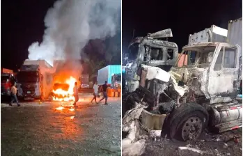 Dos de los seis vehículos fueron quemados en un parqueadero sobre la vía. FOTOS: Tomadas de X @hernandolozano 