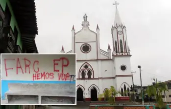 Adelante, uno de los graffitis dejados en la incursión de Nariño. Atrás, iglesia de este municipio. FOTO: Archivo EL COLOMBIANO