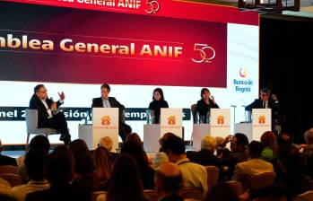  Miguel Cortés, presidente de Grupo Bolívar; Elizabeth Rey, presidenta de Citi Colombia; María Lorena Gutiérrez, presidenta del Grupo Aval; y Ricardo Jaramillo, presidente del Grupo Sura, participaron en conversatorio en la Asamblea General de Anif. FOTO CORTESÍA. 