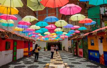 En Medellín, la calle Junín se convierte en un rincón mágico donde los artesanos muestran la diversidad de técnicas y materiales que dan vida a auténticas obras maestras, resaltando así la riqueza cultural y artística de Colombia. Foto: Camilo Suárez 