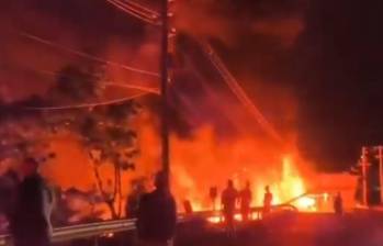 El camión provocó un incendio que tuvo que ser controlado por el cuerpo de Bomberos de municipios aledaños. Foto: Captura videos
