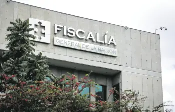 La Fiscalía presentó ante las autoridades competentes a los patrulleros capturados en el centro de Bogotá. Foto: Colprensa.