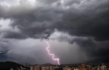 Imagen de referencia de una tormenta eléctrica sobre la ciudad de Medellín. Foto: Edwin Bustamante Restrepo