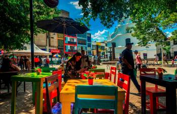 Los corredores de Plaza Botero y las cercanías a la iglesia La Veracruz se llenan de a poco de gastrobares y cafés. FOTOS ESNEYDER GUTIÉRREZ Y CAMILO SUÁREZ