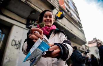 Las farmacias donde se vende legalmente la marihuana en Uruguay no dan abasto con la demanda de los consumidores, que en ocasiones optan por el mercado irregular.. FOTO gETTY