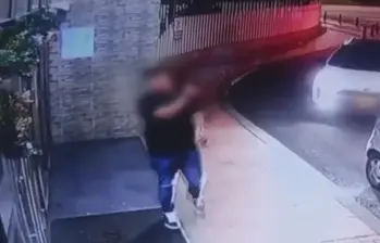 Un hombre hizo varios disparos al aire en un conjunto residencial de Bogotá; las autoridades investigan el caso. FOTO: captura de video de seguridad