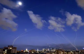 Imagen de un ataque de misiles sobre Israel. FOTO: (Photo by JACK GUEZ / AFP)