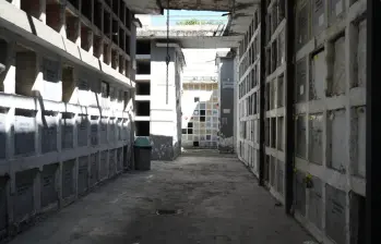 El cementerio de Itagüí tiene un universo de 36 sitios de interés forense en los que habría cuerpos de personas desaparecidas. De estos, 33 son bóvedas individuales que se encuentran en la galería María Auxiliadora y tres son osarios comunes. Foto: Cortesía