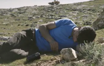 El activista y profesor fue asesinado mientras estaba en el mismo lugar donde filmaron la película. Foto: Fotograma de “No Other Land”.