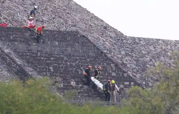 Autoridades investigan el tiroteo en la Pirámide de la Luna, en Teotihuacán, donde murieron y resultaron heridos varios turistas, incluidos colombianos. FOTO: AFP. 