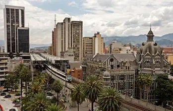 En Medellín se presenta un fenómeno conocido como “vaciamiento social”. En términos simples, implica que la población local, incapaz de competir con precios internacionales, termina desplazada hacia las periferias metropolitanas. Foto: Edwin Bustamante 