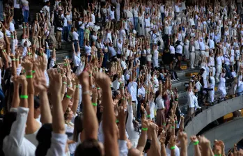 Vestidas de blanco, las personas estuvieron durante varias horas en la Macarena. FOTO Camilo Suárez.
