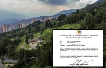 Adelante, la decisión de desistimiento de los abogados. Atrás, el lote Aguas Vivas en El Poblado. Foto: Andrés Camilo Suárez Echeverry