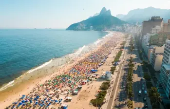 La playa de Ipanema en Brasil, como la de Copacabana, tendrán nuevas restricciones impuestas por la Alcaldía de Río de Janeiro el próximo 1 de junio. FOTO: SSTOCK