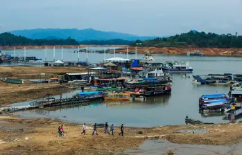En 2024, la sequía por el intenso verano redujo dramáticamente el nivel de los embalses de generación como Guatapé. FOTO Camilo Suárez