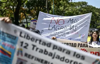 Estudiantes universitarios, sindicatos y familiares de presos políticos exigen una amnistía total durante una manifestación en Caracas, este 3 de febrero de 2026. La presidenta encargada de Venezuela, Delcy Rodríguez, anunció el pasado 30 de enero una propuesta de amnistía masiva en el país, siendo esta su reforma más importante desde el derrocamiento de Nicolás Maduro. (Photo by Juan BARRETO / AFP)