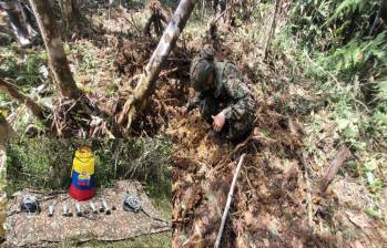 Soldados del Ejército realizan la desactivación de los peligrosos explosivos. FOTO: Cortesía
