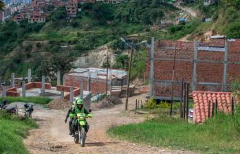 La Policía y el Ejército hacen patrullajes por la vereda El Manzanillo, del corregimiento Altavista y tres sectores de Belén Rincón. FOTO: SANTIAGO MESA RICO