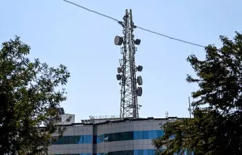 Una de las antenas que ya no funciona en Kabul, capital de Afganistán, por orden de los talibanes. FOTO: AFP