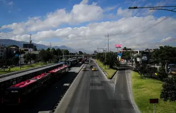 La operación, apoyada por organismos multilaterales como la CAF y la IFC, busca reducir la huella de carbono a través de obras de transporte limpio en Bogotá. FOTO: COLPRENSA