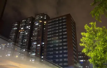 Imagen de referencia de un bloque de apartamentos sin energía. Foto: EL COLOMBIANO