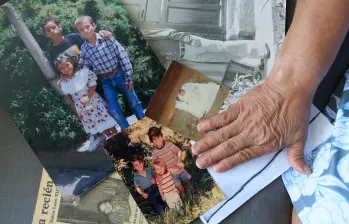 María Resfa guarda como tesoros las fotos de todos sus hijos, incluyendo la única que le queda de Dafne cuando era bebé y el recorte del artículo de EL COLOMBIANO de 1982 en el que denunciaron el robo. Foto: Camilo Suárez