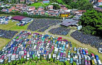 El lote donde funciona el “patio” de Itagüí para vehículos retenidos por el tránsito queda en la vereda La Miel de Caldas. En papeles figura a nombre de un fideicomiso. FOTO: Manuel Saldarriaga