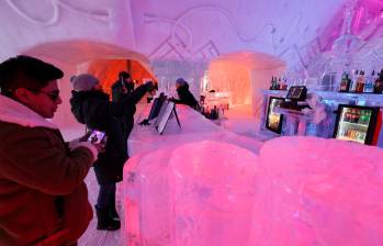 Construido con 2.400 bloques de hielo y 35.000 toneladas de nieve, el Hotel de Glace es el único hotel de hielo de América del Norte. Foto: Getty