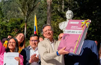 El presidente, Gustavo Petro, sancionó la reforma laboral desde la Casa Museo Quinta de Bolívar, en Bogotá. Firmó el documento que oficializa la nueva ley laboral. FOTO: Presidencia.