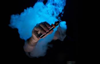 Varios comercios deberán implementar medidas para controlar que menores de edad no accedan a vapeadores o productos de tabaco. FOTO: Archivo EL COLOMBIANO, Carlos Velásquez