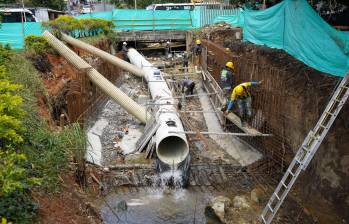 Obreros del Área Metropolitana realizan las labores en el afluente que divide a Itagüí de San Antonio de Prado. FOTO: cortesía
