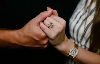 Taylor Swift mostró en Instagram el anillo de compromiso de inspiración victoriana que Travis Kelce le entregó. FOTO tomada de Instagram @taylorswift