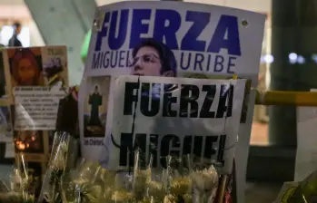 Mensajes de fuerza en la Fundación Santa Fe, después del atentado al precandidato Miguel Uribe Turbay. FOTO: COLPRENSA