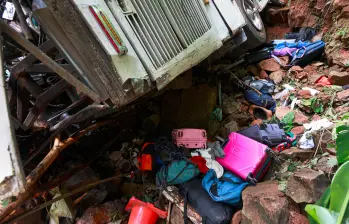 Tanto el día del accidente como en los posteriores, personas inescrupulosas dañaron equipajes para sustraer vestuarios, joyas y equipos que transportaban los estudiantes implicados en este siniestro en el sector Belén, de Remedios, Antioquia. FOTO: MANUEL SALDARRIAGA