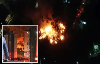 Adelante, el fuego visto desde un edificio cercano. Atrás, toma aérea de la emergencia. FOTO: Cortesía Denuncias Antioquia