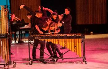 En ¡Levántate y baila!, un concierto que rompió esquemas, los músicos interpretaron sus instrumentos en movimiento y sin partitura. FOTO Esneyder Gutiérrez