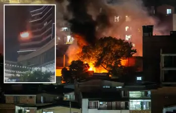 Adelante, la deflagración en el centro de Medellín. Atrás, el fuego expandiéndose al sur de Itagüí. FOTO: Cortesía Denuncias Antioquia y Juan Sánchez.