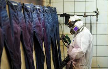El mercado laboral colombiano dio señales positivas en agosto de 2025. La tasa de desocupación nacional se ubicó en 8,6%, una caída de 1,1 puntos porcentuales frente al 9,7% del mismo mes de 2024. FOTO: Camilo Suárez