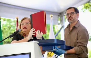A la izquierda, la directora del ICBF, Astrid Cáceres sosteniendo el ‘libro rojo’. FOTO: REDES SOCIALES/ X DEL ICBF.