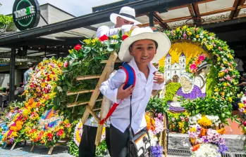 La jornada, vibrante y llena de color, reafirmó el profundo arraigo de la cultura silletera en esta localidad del sur del Valle de Aburrá, demostrando que la tradición florece en el corregimiento de Santa Elena y también en las veredas envigadeñas. Foto: Esneyder Gutiérrez 