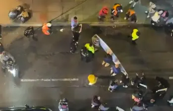 Así fue la protesta frente al bar. Foto: Captura de pantalla.