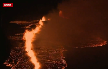 Una erupción volcánica comenzó la noche del lunes en Islandia, al sur de la capital Reikiavik. Foto: captura de video X Beint
