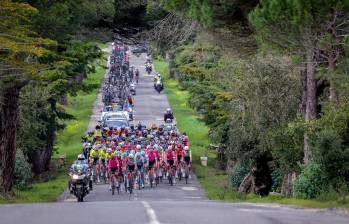 Un grupo amplio de ciclistas no lograron siguieron por el carril donde estaba ubicada la meta. FOTO: Tomada de X @VoltAlgarve