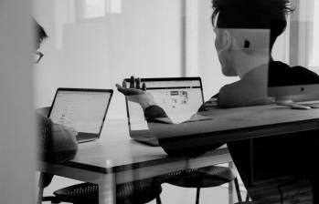 El 37% de los empleados temen perder su trabajo debido a la IA, según el estudio EY Work Reimagined. FOTO suministrada por Burson Global