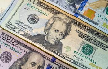 Según los analistas consultados por el Banco de la República, el dólar terminaría 5% más caro frente al cierre de 2023. FOTO: CARLOS VELÁSQUEZ